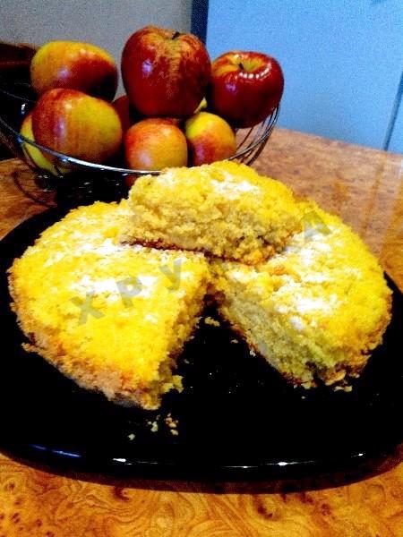 Charlotte with apples in a slow cooker with semolina