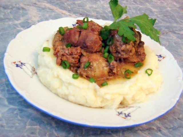 Chicken liver in slow cooker with onions and herbs