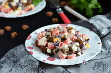 Salad with crab sticks, croutons and beans