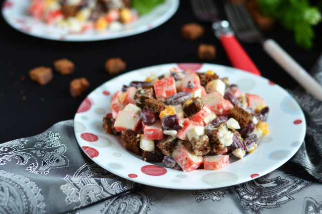 Salad with crab sticks, croutons and beans