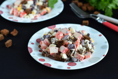 Salad with crab sticks, croutons and beans