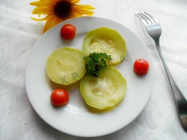 Steamed zucchini is fast and delicious