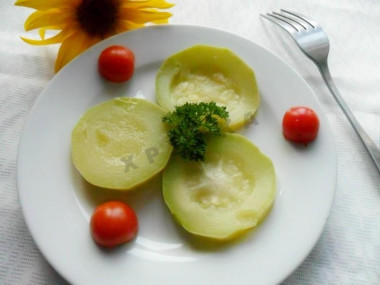 Steamed zucchini is fast and delicious