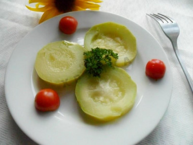 Steamed zucchini is fast and delicious