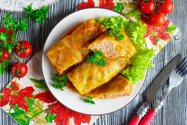 Cabbage rolls with cabbage in a slow cooker in sour cream sauce