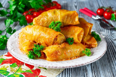 Cabbage rolls with cabbage in a slow cooker in sour cream sauce