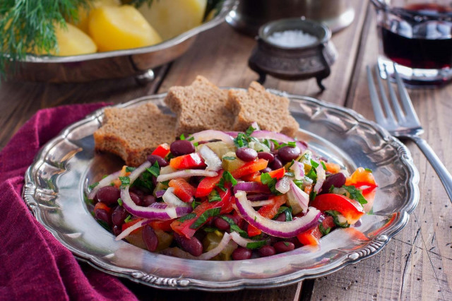 Salad with beans and pickles