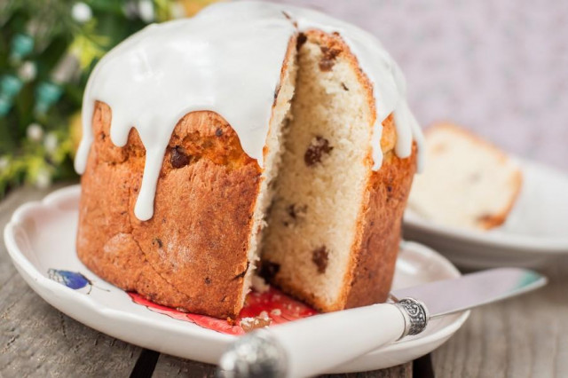 Cake with raisins in a bread maker