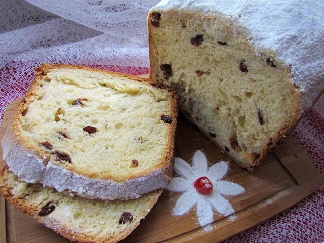 Cupcake with raisins in a bread maker