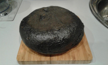 Bread with activated carbon