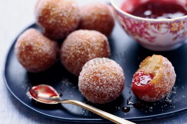 Deep-fried cottage cheese donuts