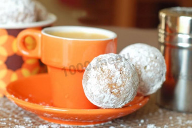 Deep-fried cottage cheese donuts