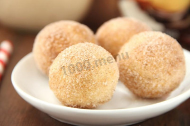 Deep-fried cottage cheese donuts