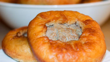 Crispy belyashi with meat on yeast test