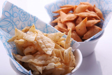 Pea flour chips