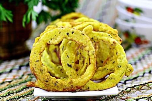 Onion rings in corn batter