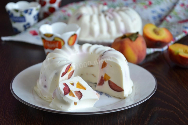 Cottage cheese with gelatin and fruits