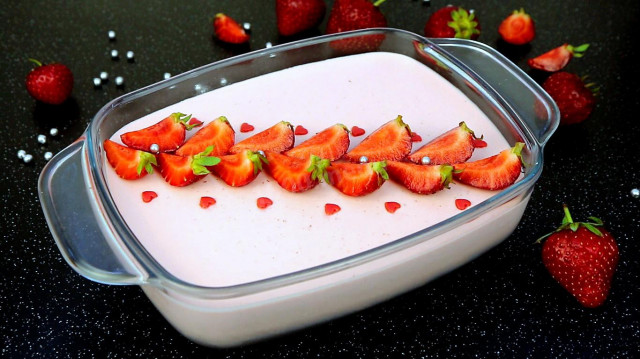 Strawberry souffle with gelatin