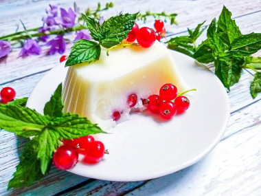 Sour cream gelatin jelly