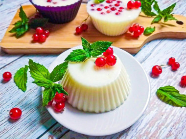 Sour cream gelatin jelly