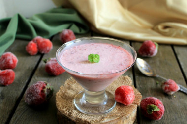 Strawberry gelatin cream dessert