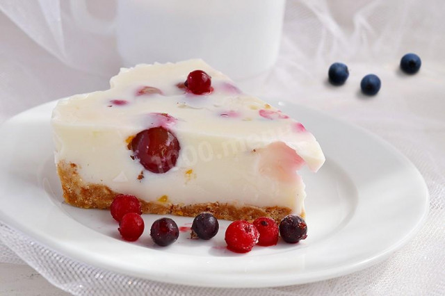 Yogurt cake with fruits