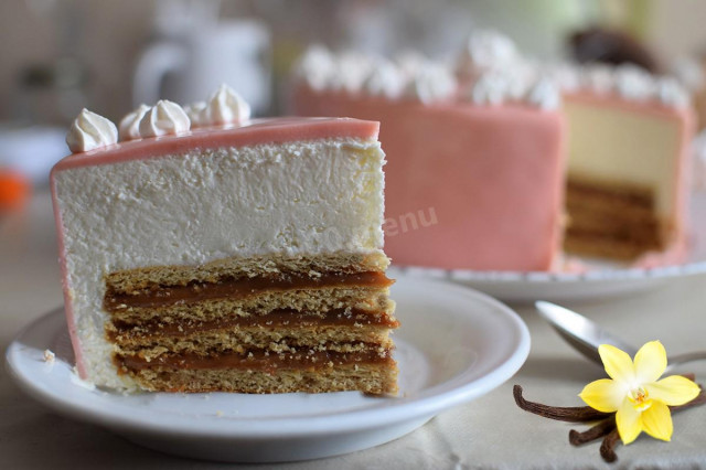 Cake with shortbread and condensed milk