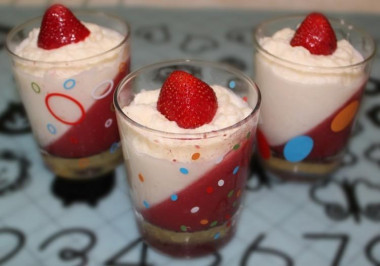 Strawberry dessert with cream