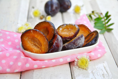 How to freeze a plum for winter