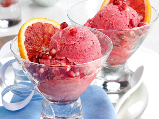 Sorbet in the ice cream maker