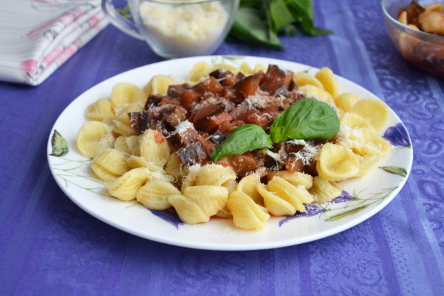 Pasta with eggplant and tomatoes