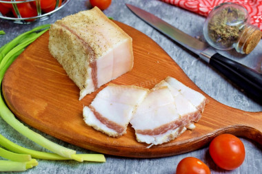 Salting lard with pepper and garlic