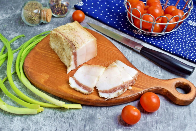 Salting lard with pepper and garlic