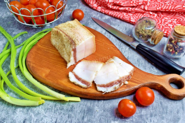 Salting lard with pepper and garlic