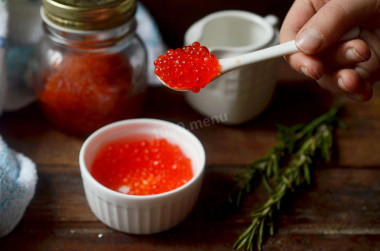 Salting red caviar at home