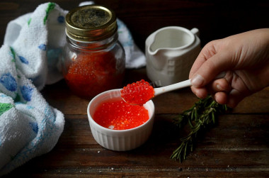 Salting red caviar at home