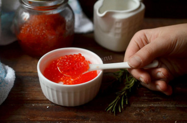 Salting red caviar at home