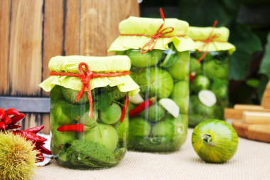 Salty green tomatoes for winter in cans