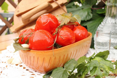 Salted barrel tomatoes