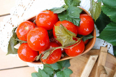 Salted barrel tomatoes