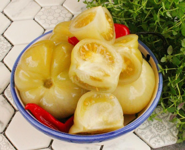 Green tomatoes salted cold in a jar