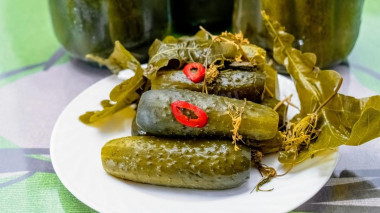 Pickles with hot capsicum and garlic for winter