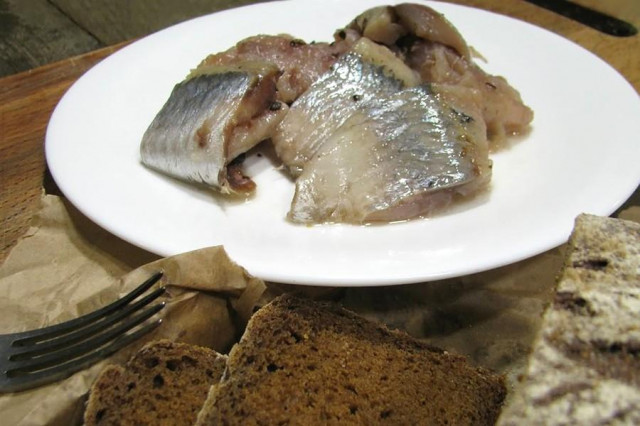 Salting herring in apple juice