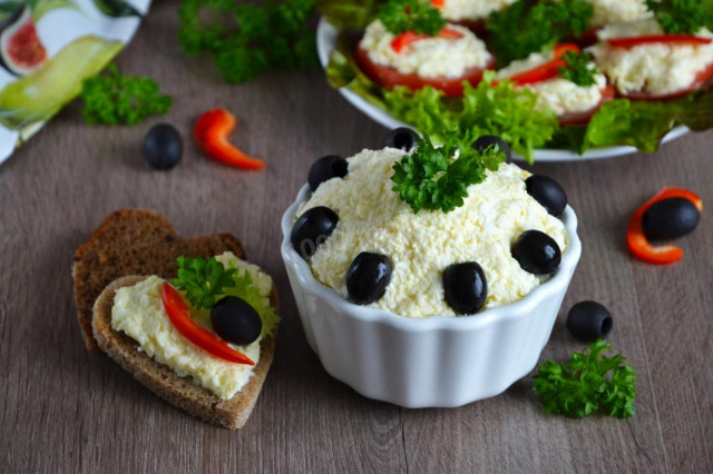 Jewish snack of cheese with garlic and eggs