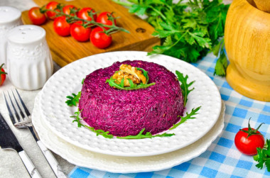 Beetroot salad with garlic and walnuts