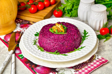 Beetroot salad with garlic and walnuts