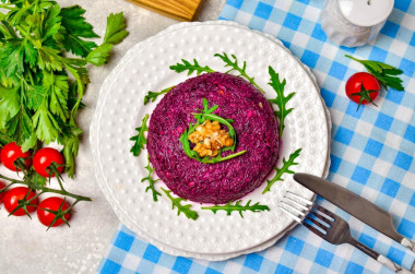 Beetroot salad with garlic and walnuts