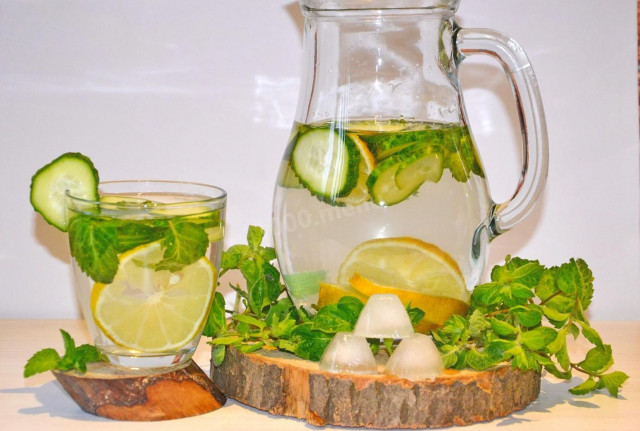 Lemon cucumber detox water