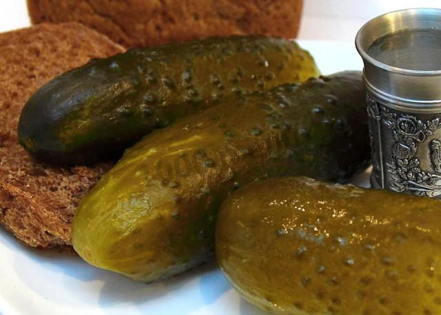 Stray cucumbers for winter in cold jars