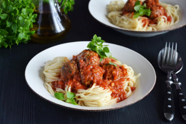 Spaghetti with meatballs in tomato sauce